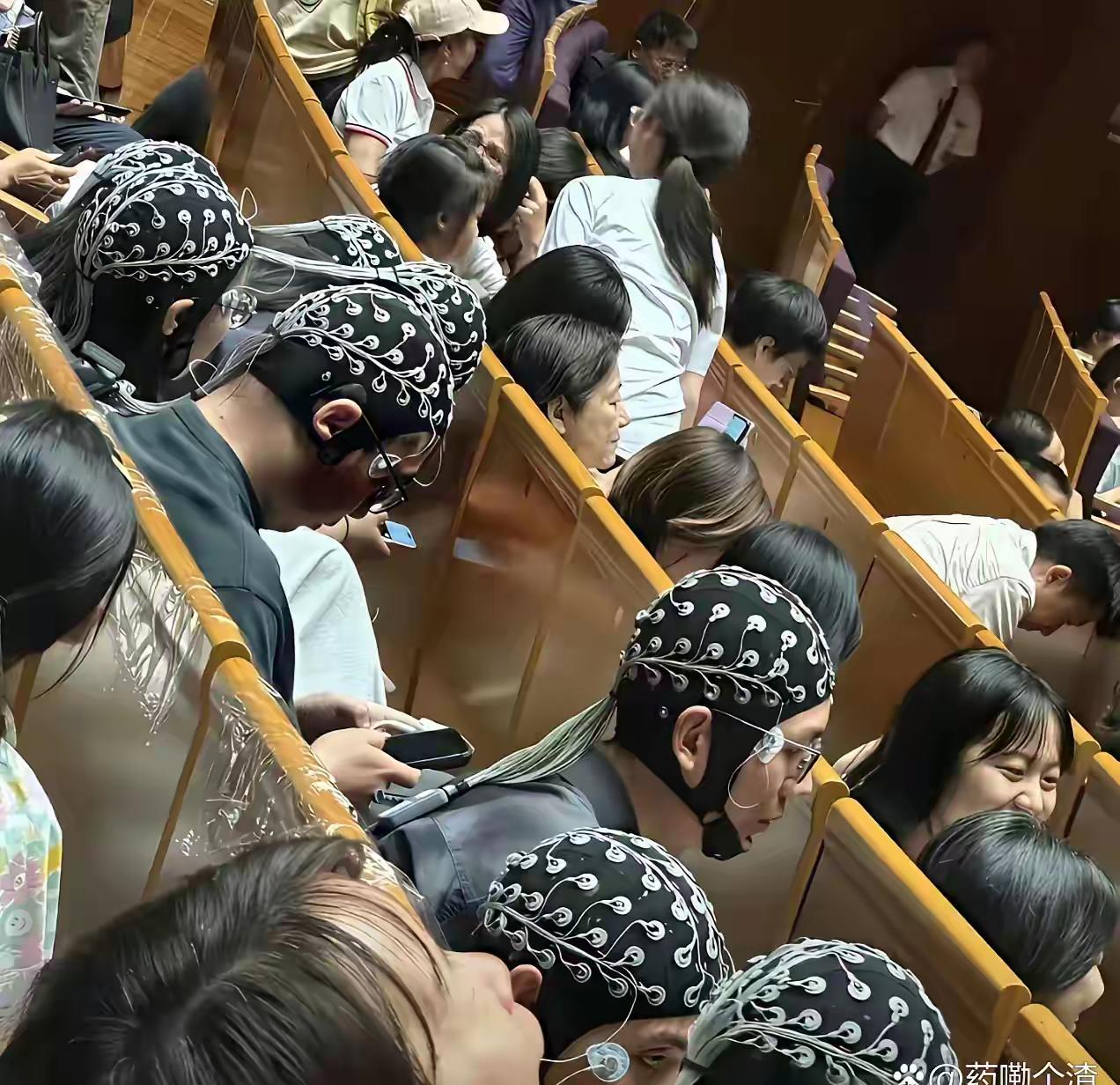 考考你，这些人头上戴的你知道是啥吗？我刚看到这两张图片的时候也是懵，后来只能请教