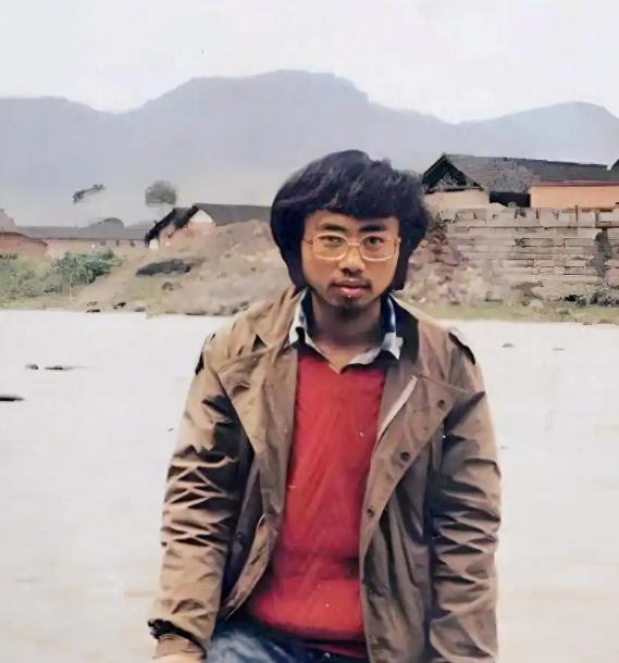 1989年3月26日，山海关的铁轨上，25岁的海子把自己横在了火车前面，他随身带