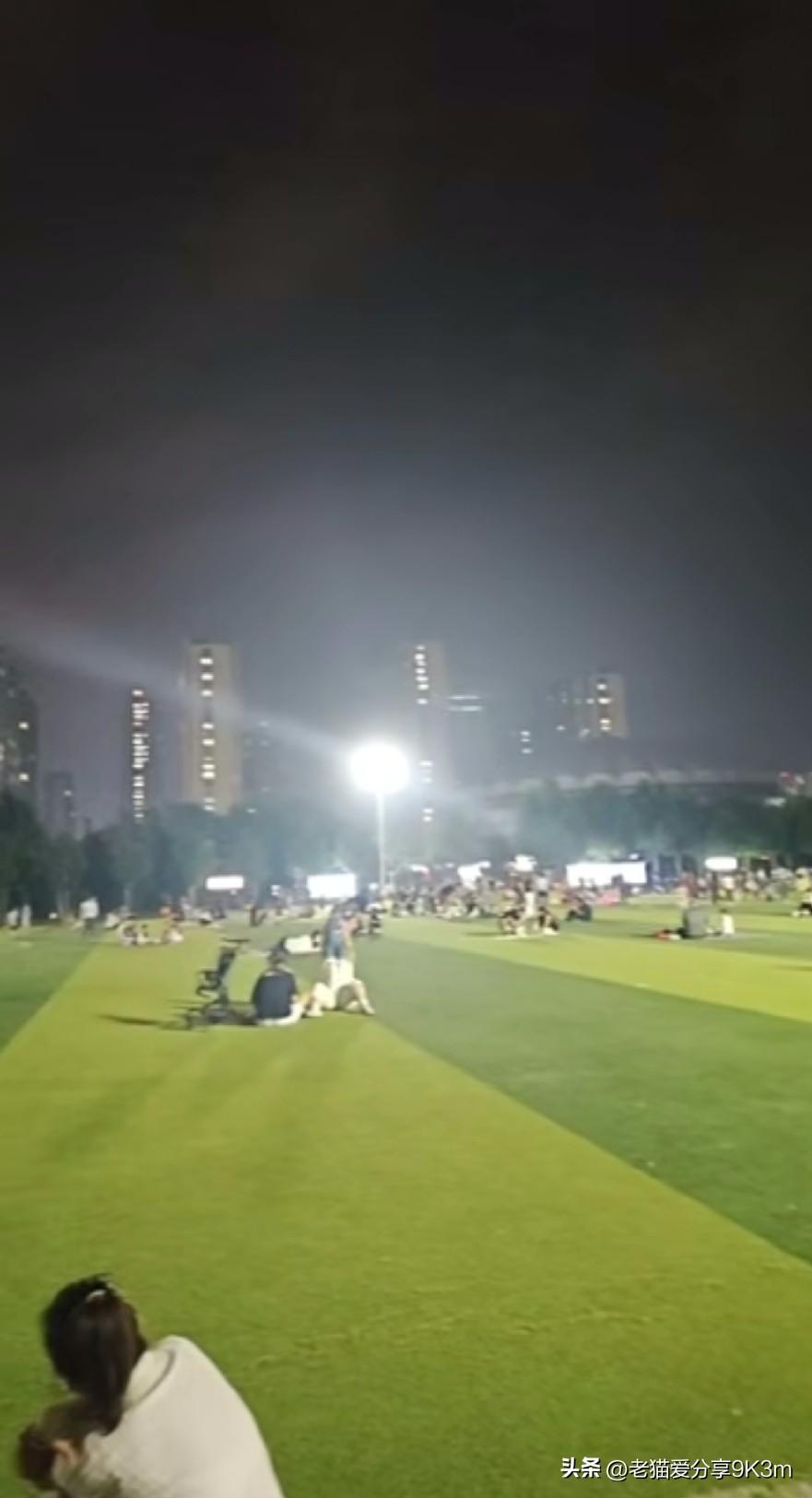 夏季的夜晚，
广场上的人特别多