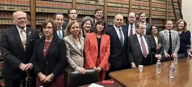 美国几乎一半的国会议员都在以色列！这足以证明美国以色列是怎样的情感交织？美国的底