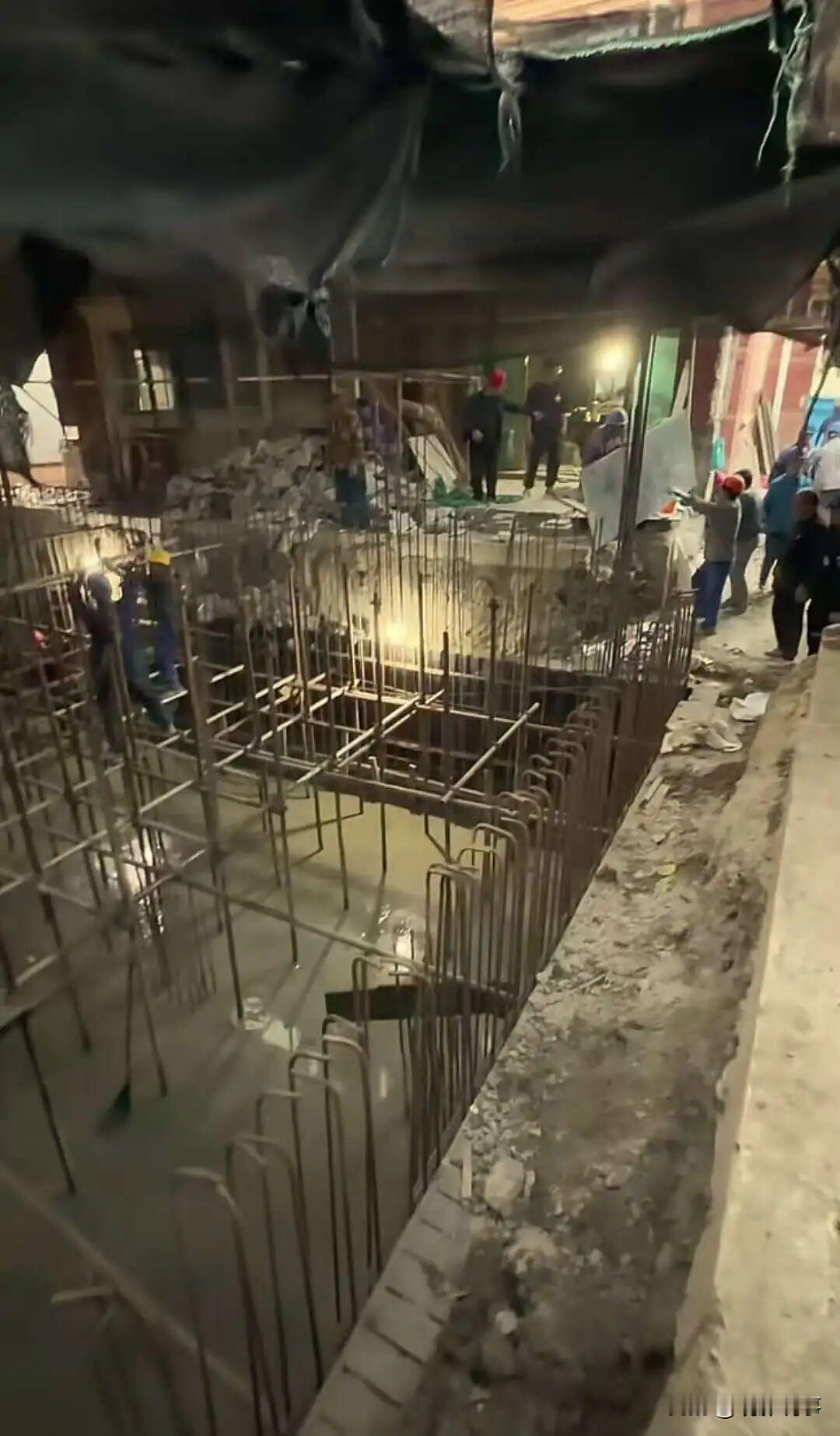 11月12日，位于上海的四季雅苑小区一名居民未经许可擅自开挖地下室，形成了一个深