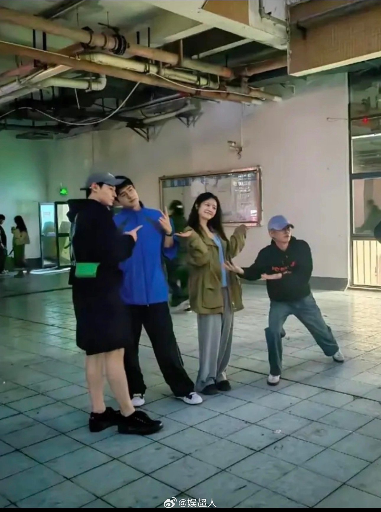 刘昊然李兰迪胡先煦合照刘昊然李兰迪胡先煦合影 好美妙的合照