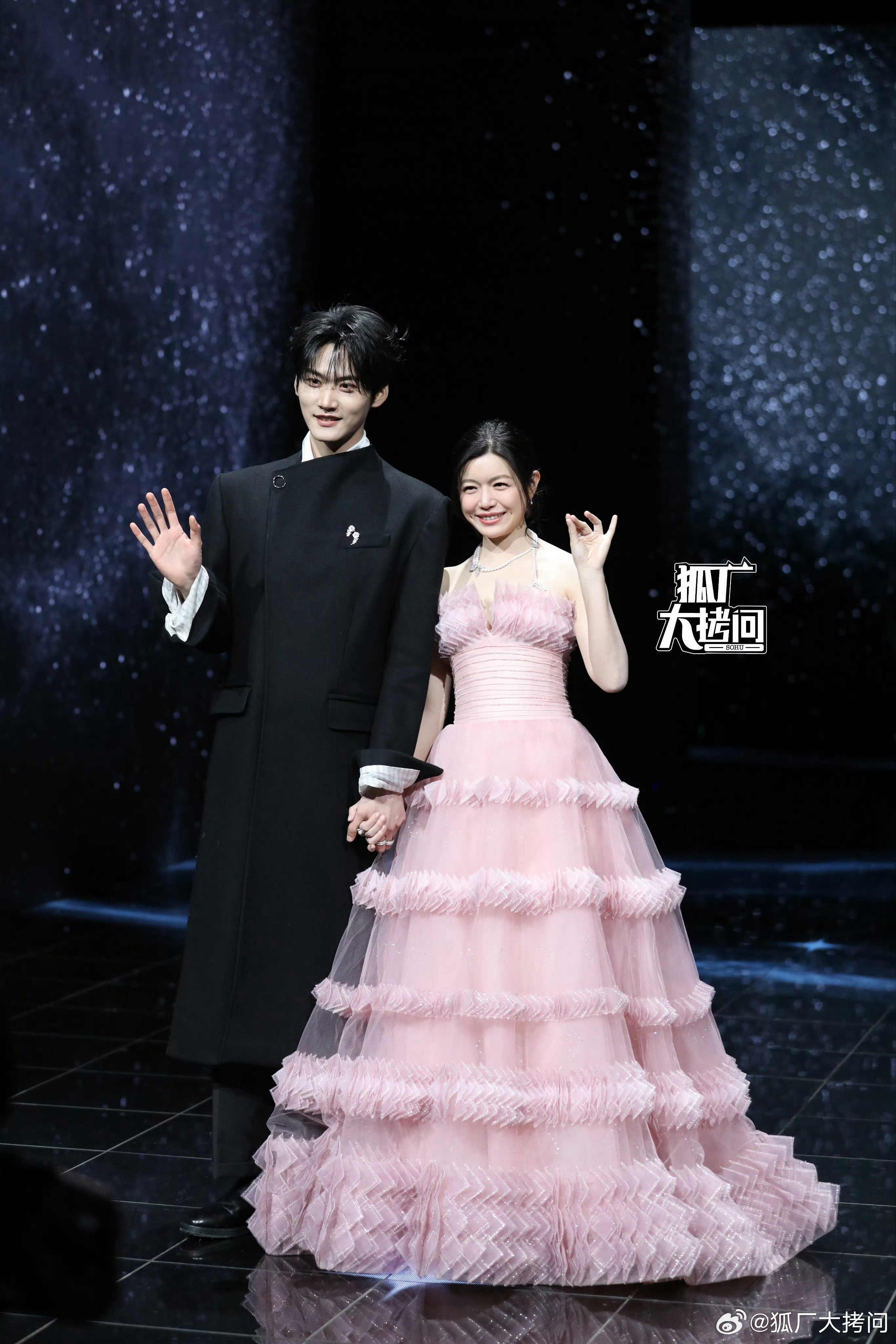 陈妍希周柯宇牵手妙不柯妍  牵手走红毯诶 微博也是会磕 