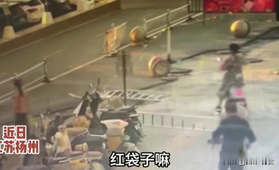 近日，扬州一保安夏师博在夜班打扫的时候意外捡到上万元现金，面对巨款丝毫没有动心，