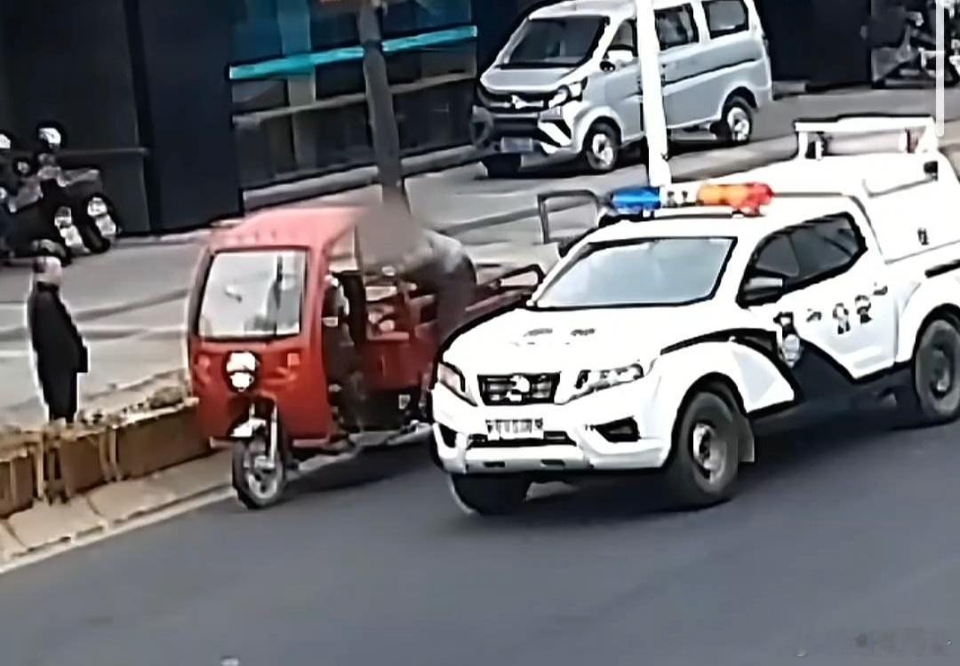 巡逻途中遇三轮车搭载伤者，二话不说开启“警灯护航”模式！警车变“救护车”，一路疾