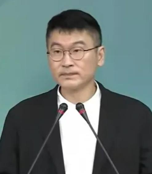 一名大陆籍卢姓男子在今天上午9时50分身上背着自制的旗子进入台湾省金门县府大门后