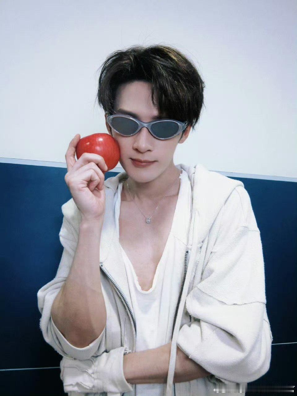 檀健次好6团比心对齐颗粒度比心对齐颗粒度也就好六团了！合N次才成功，檀健次全程在