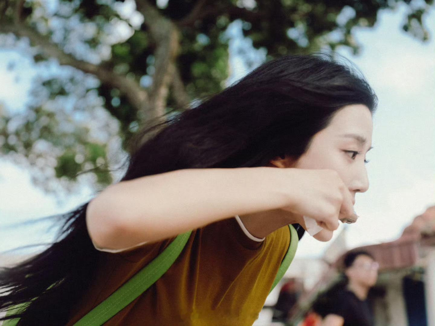 噜噜晓记录谁懂这个小女孩身上的生命力[泪]的生活碎片有一种集天地灵气的美感，简直