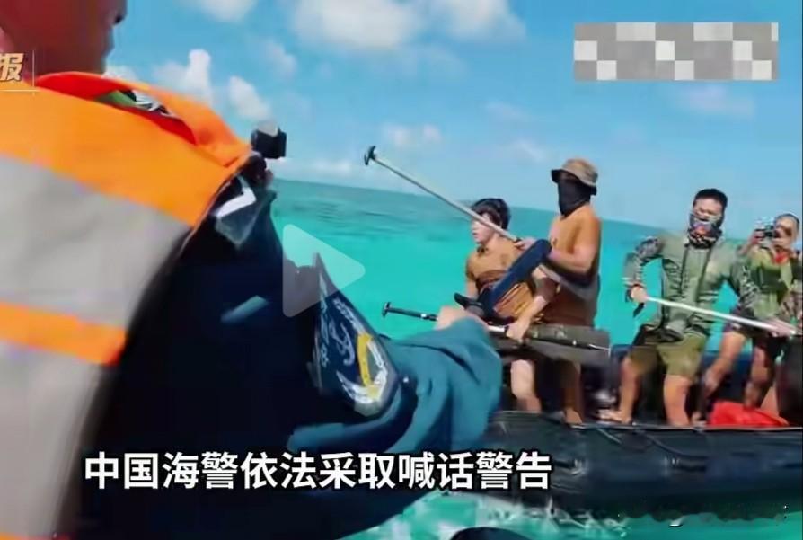 这是菲律宾武装人员手持冷兵器，驾驶橡皮艇攻击我国执法巡逻艇的画面。
可以看出，对