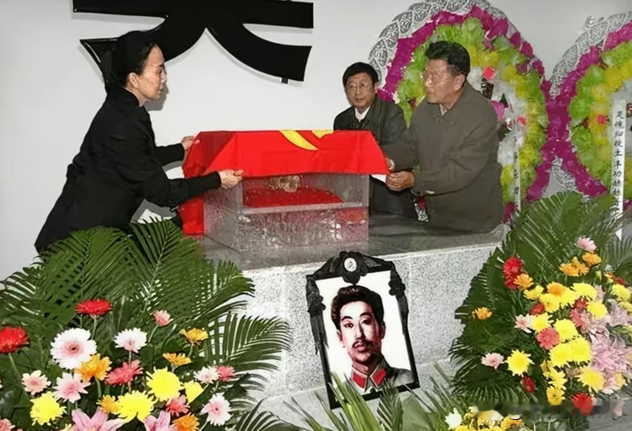 肃穆的追思现场，花圈林立，鲜花环绕。赵尚志将军的遗首历经六十六载岁月沧桑，终于回