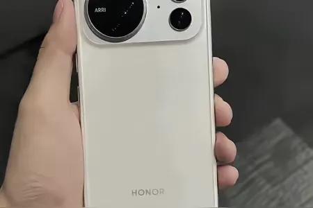 现在很多人都在吐槽，想找一台轻薄好用的小直屏旗舰太难了，市面上满眼都是厚重大屏机