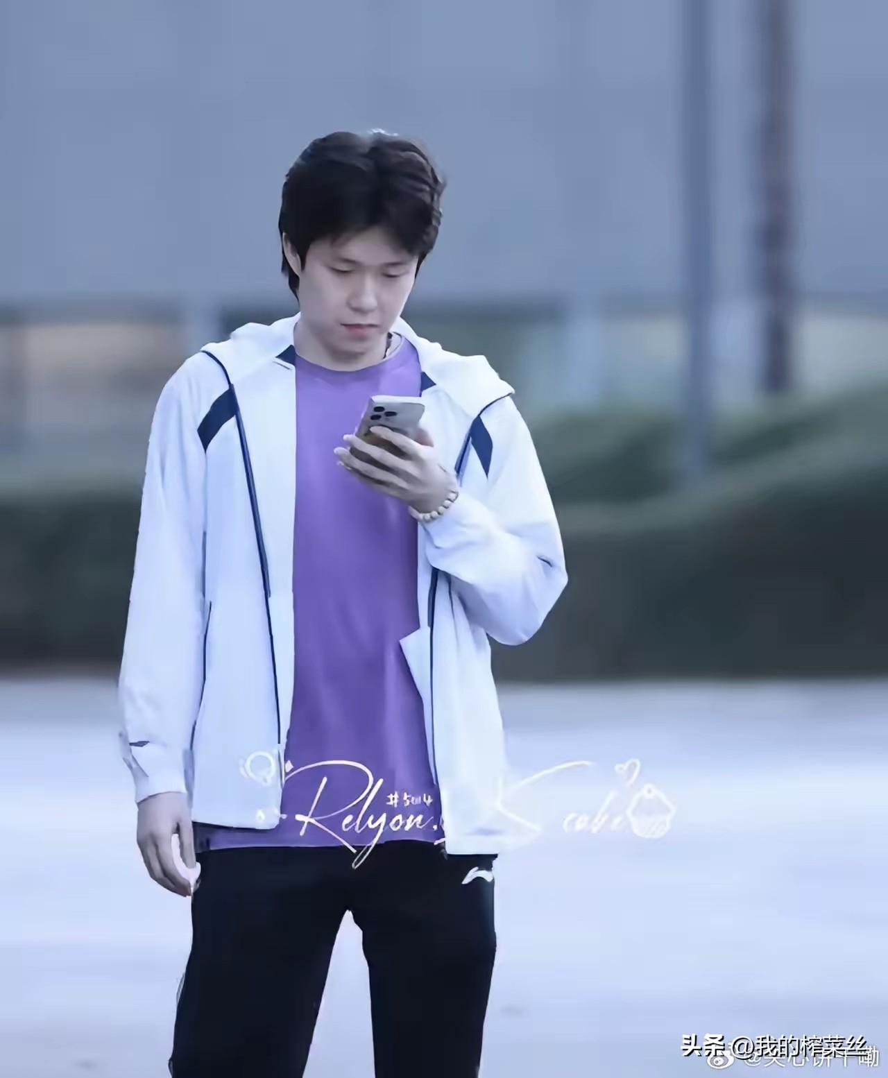 美国大满贯晚宴，王楚钦穿紫色文化衫好白啊，跟欧洲人站一起，也显白。
莎莎和楚钦进