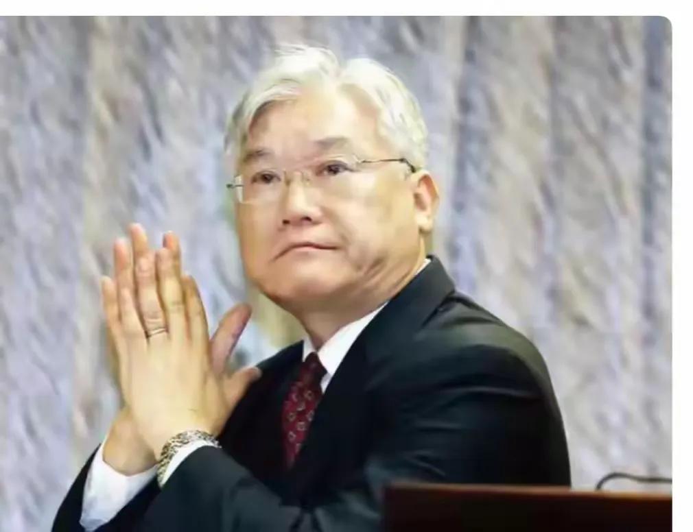 拒交兵权？国民党这算盘打得太精了。

台湾名嘴陈凤馨在同乡会上放话，说就算谈统一