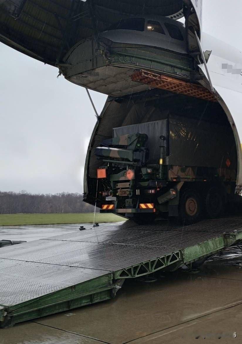 🇵🇱🇫🇮波兰“霍马尔”多管火箭炮威胁俄罗斯北部

波兰首次开始向芬兰运送