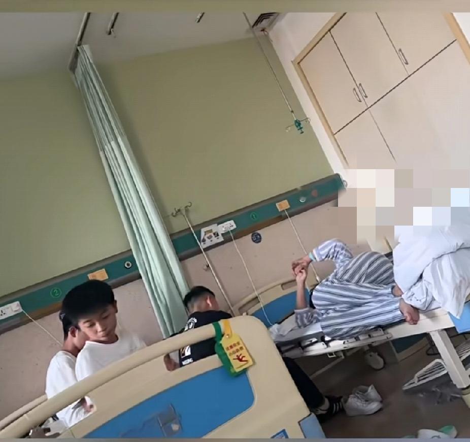童年的感情真的无比纯净！三个男孩凑钱看望生病的朋友，结果把零食落在了出租车上，都