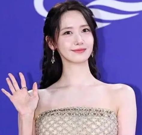 第5届青龙电视剧大赏红毯于2026年7月31日晚在韩国仁川举行。林允儿和金高银的