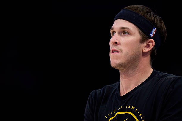 Shams：里夫斯将缺席季后赛首轮的大部分甚至全部比赛。湖人方面的目标是尽可能延