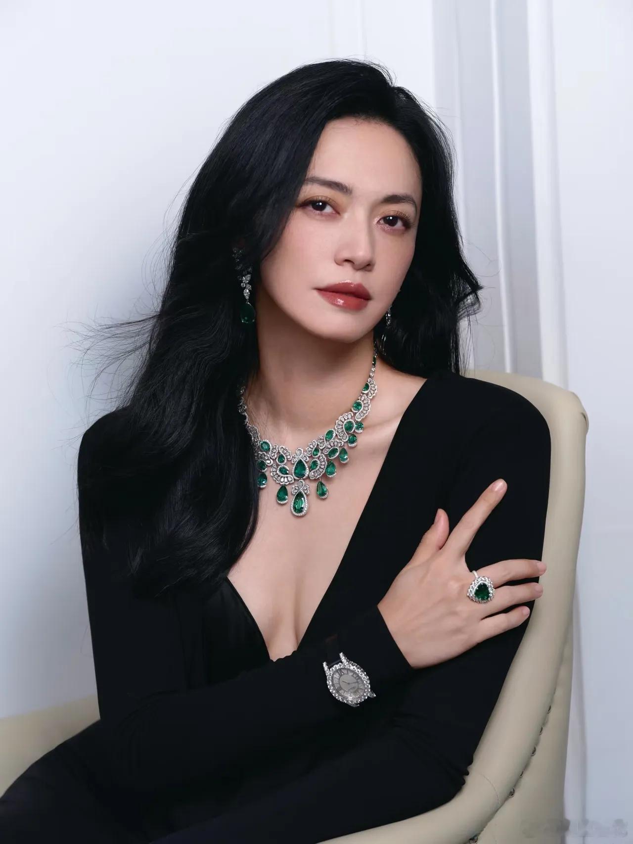 姚晨说我这辈子最尴尬的就是，和高圆圆一起亲了赵又廷。跟赵又廷拍《搜索》时，剧中我