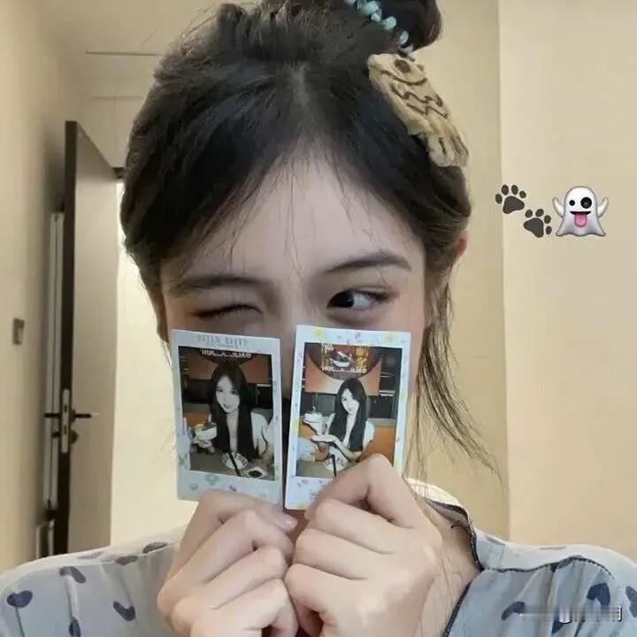 轻遮笑眼，把自己的可爱藏进小卡里边～