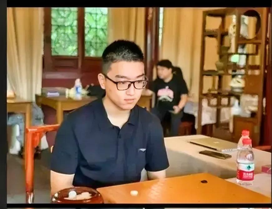 屠晓宇的突破——升为九段、围甲胜局数最高。
8月16日，围棋甲级联赛第九轮，屠晓