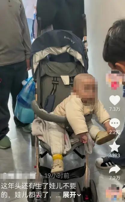 “太离谱了！”四川邻水，某小区居民在楼道里发现一辆婴儿车，车里的男婴不哭不闹，身