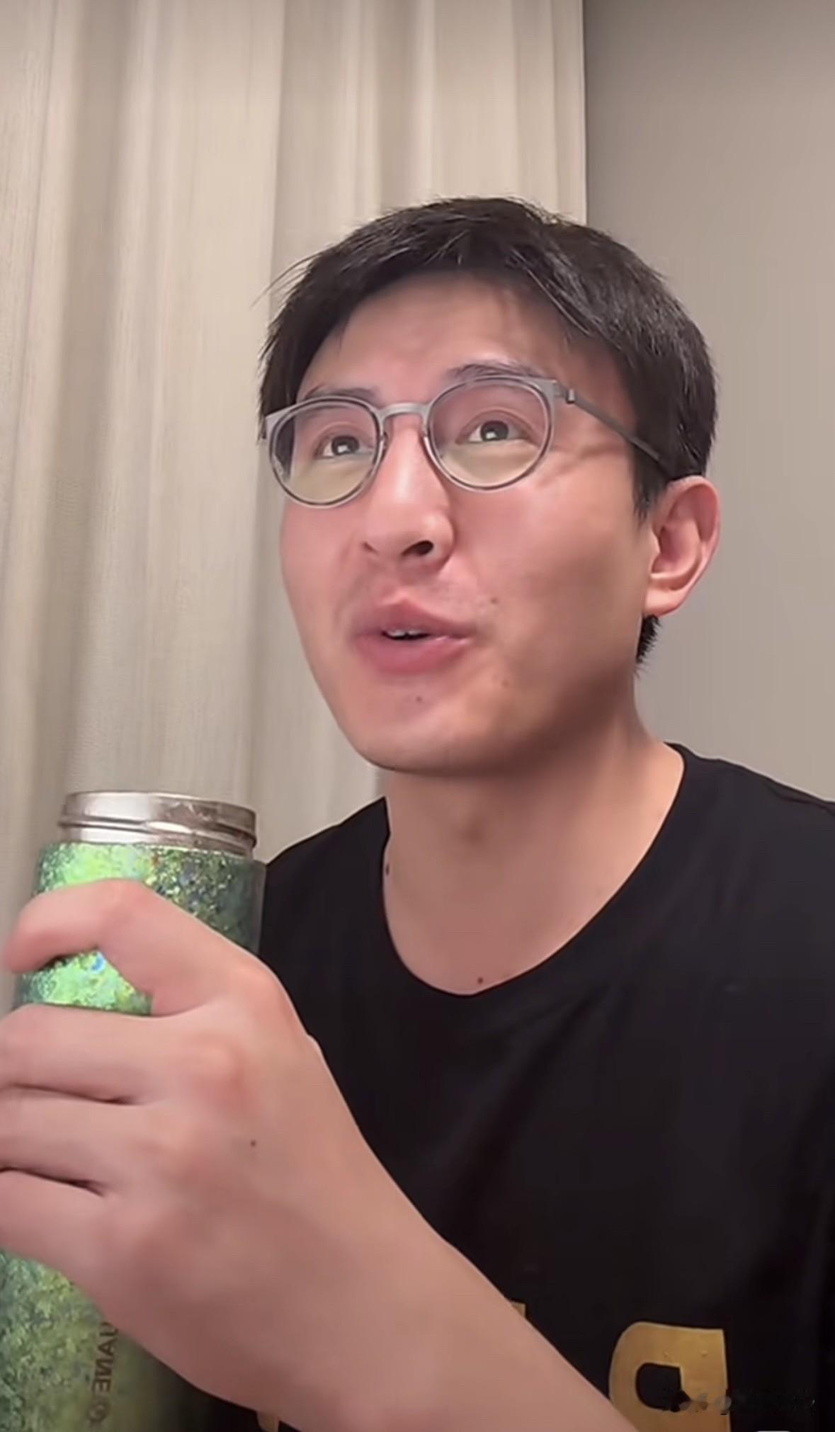 老刘太宠粉了，把自己的应援色贯彻到底，亮绿色的保温杯，亮绿色的羽绒服，亮绿色的行