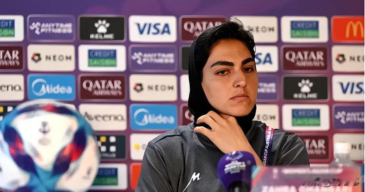 伊朗女足队长扎赫拉·甘巴里，为了寻求避难逃到了澳大利亚，可还没等她站稳脚跟，她远