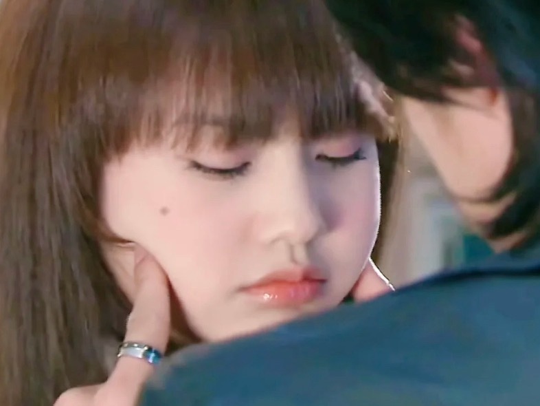 现实中谁不想急头白脸捏一下这张小脸我真的是捶胸顿足了 究竟要怎么样才能戳到这个小