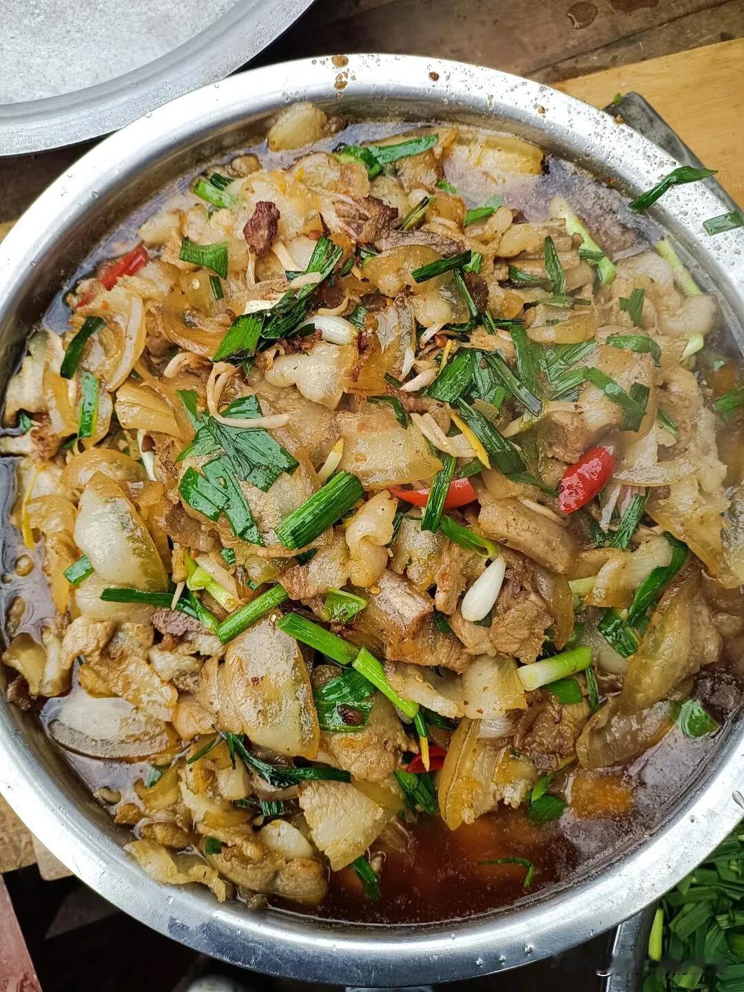 云南土猪回锅肉，会好吃吗？盆友们有没有食欲？土猪肉和饲料养出来的猪肉口感有区别吗