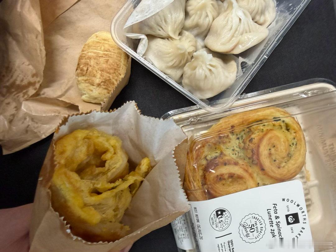吃个又西又中的早饭， 思考一下今天要怎么发铁， 继续蹭rs还是发🔥点白铁 