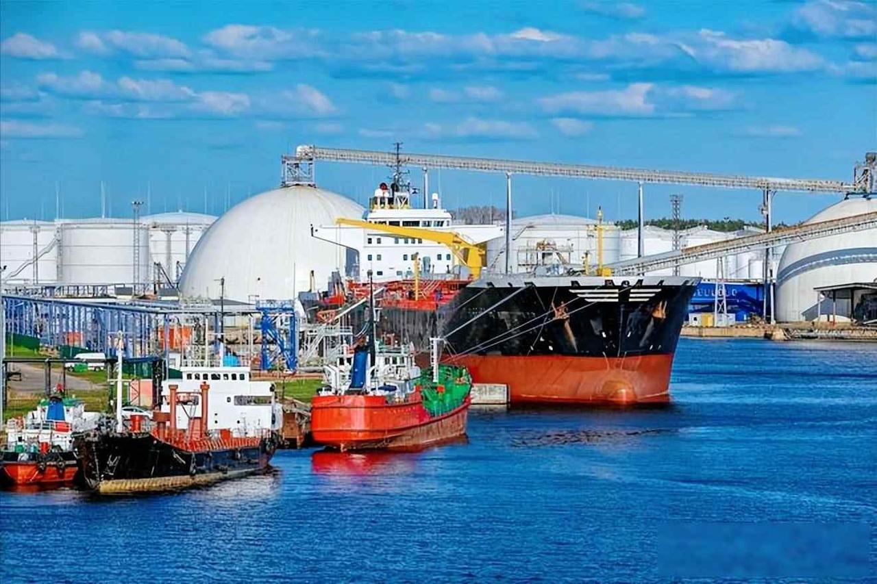 厨房排长队，气罐抢到打架,一个大国的能源命门被掐住了

2026年3月中旬，霍尔