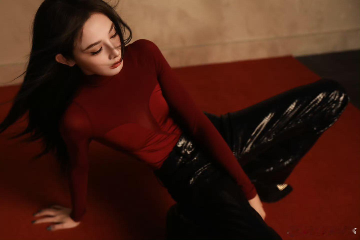 彭小苒这腰这腿这脸明艳挂大美人名不虚传 脸腰腿真的全方位无死 角，彭小苒颜值身材