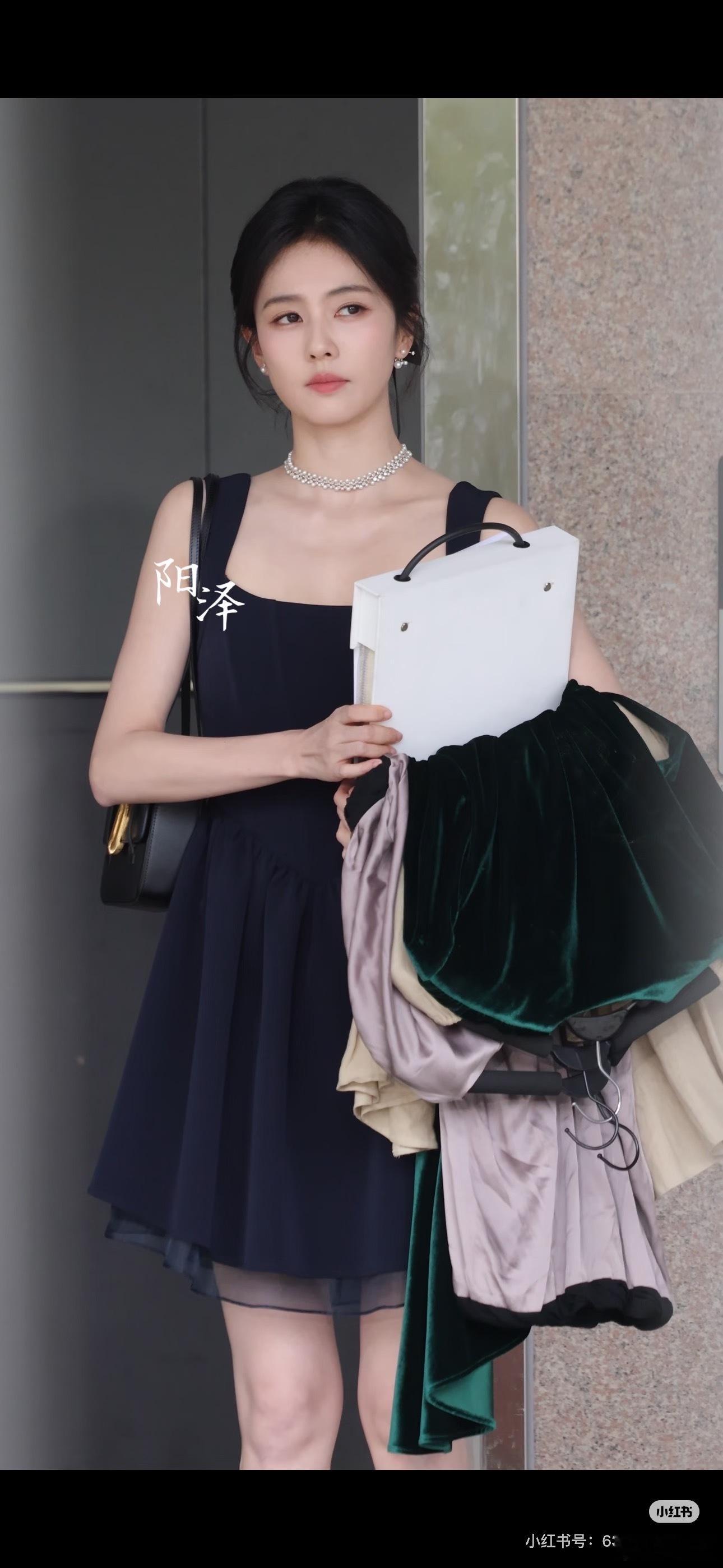 白鹿开到荼蘼小黑裙造型白鹿小黑裙黑天鹅拟人化 平时看白鹿很多鲜活明媚的样子，这次