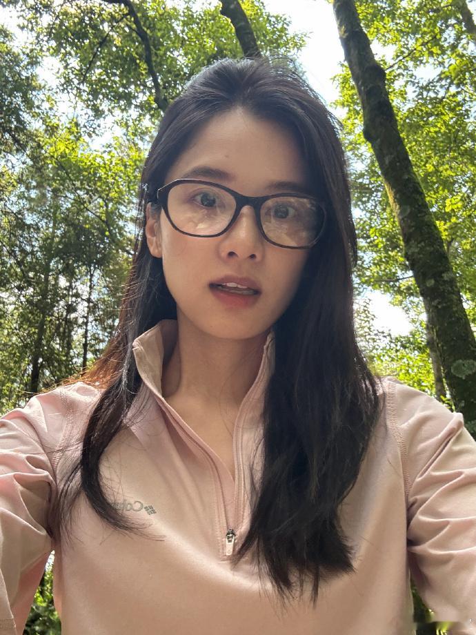 张婧仪在大自然里张婧仪森林氧气感 张婧仪森林氧气感🈶，在大自然里真的是满满的松