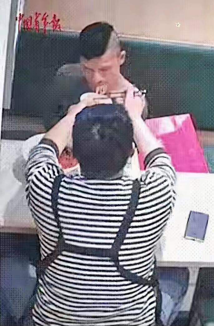 泪目！江苏宿迁一家面馆里，一脑瘫小伙走了进来，服务员热情招呼后，小伙点了一碗面，