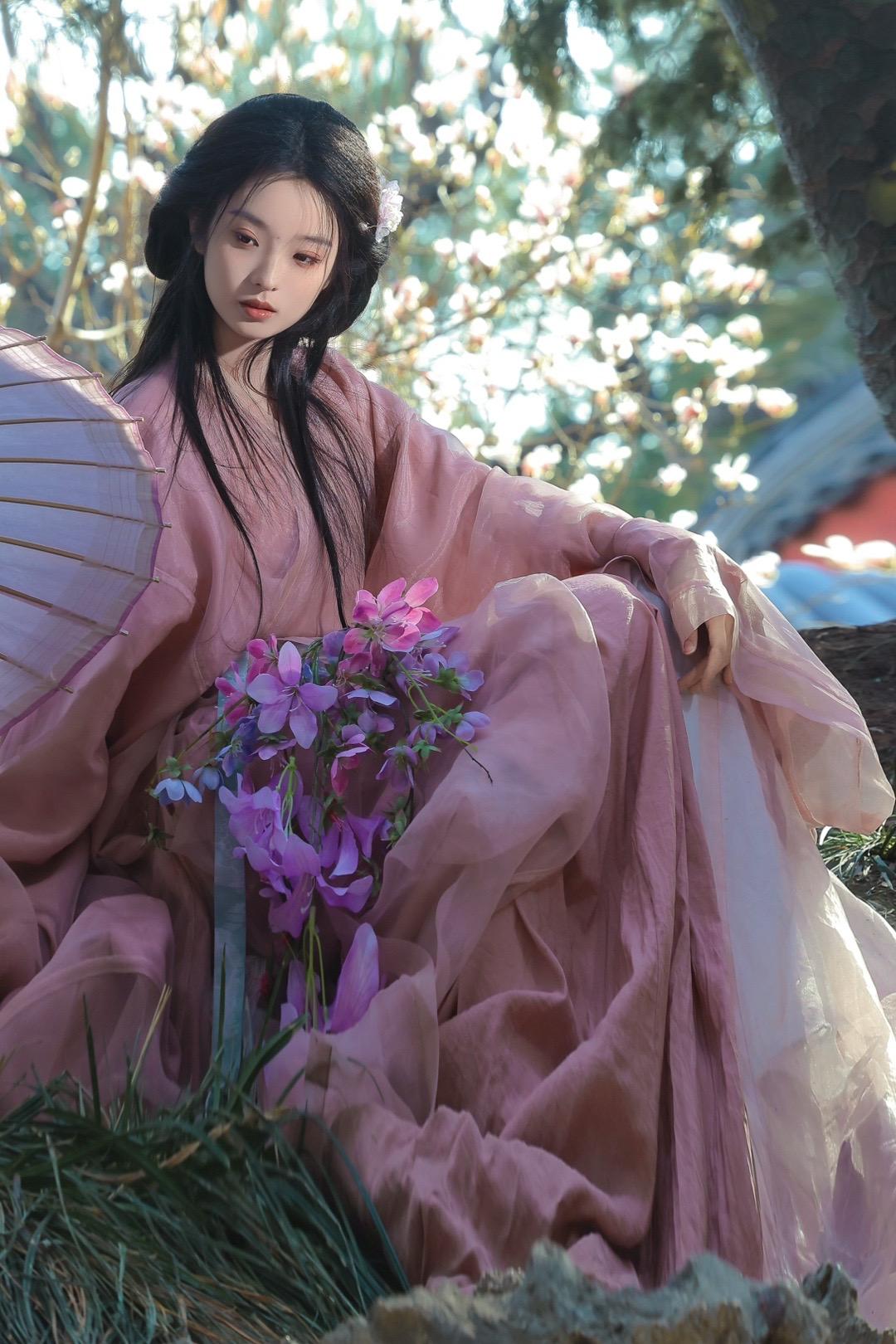 皎皎玉兰花，不受缁尘垢。拍到北京最早的春天啦～ 是一院墙头上的玉兰花 ...