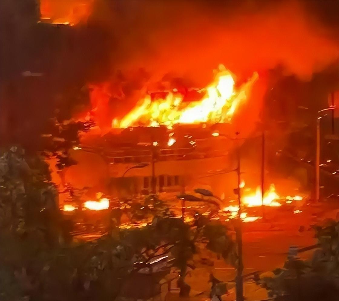 10人死亡，56人受伤，其中两个是孩子。一栋9层居民楼整体垮塌，救援队在废墟下面
