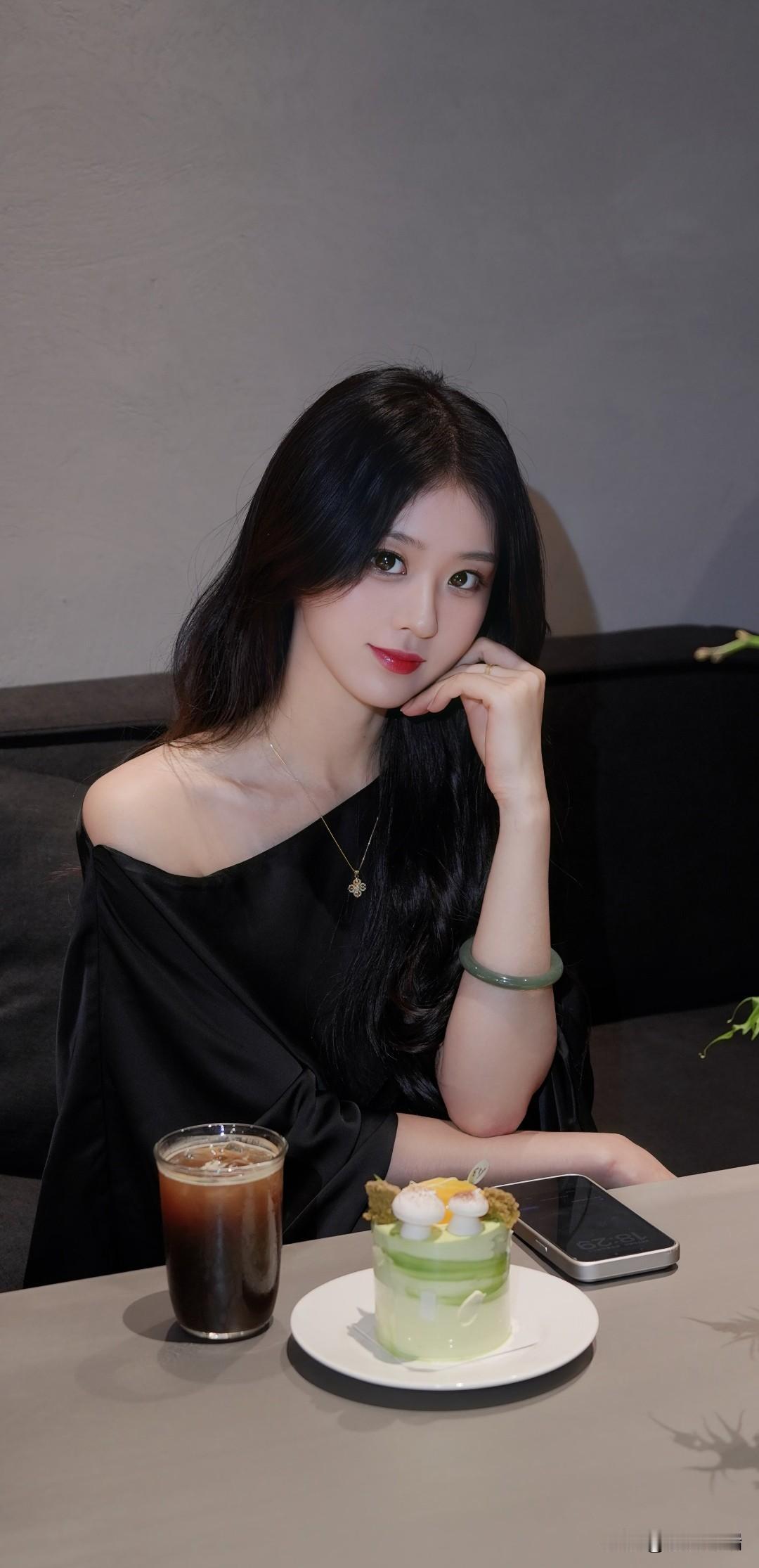 生活慢慢走，别追赶不属于自己的浪潮。
把烦心事丢在风里，余下日子全是温柔与自在。