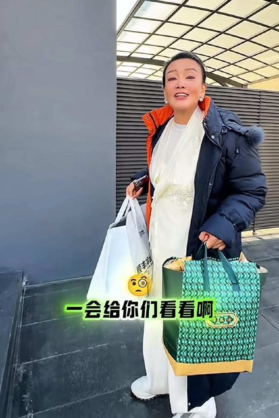 这么好的妈妈，这个儿子怎么就看不上？真的很想流泪，很想有一个这样的好妈妈
一直亲