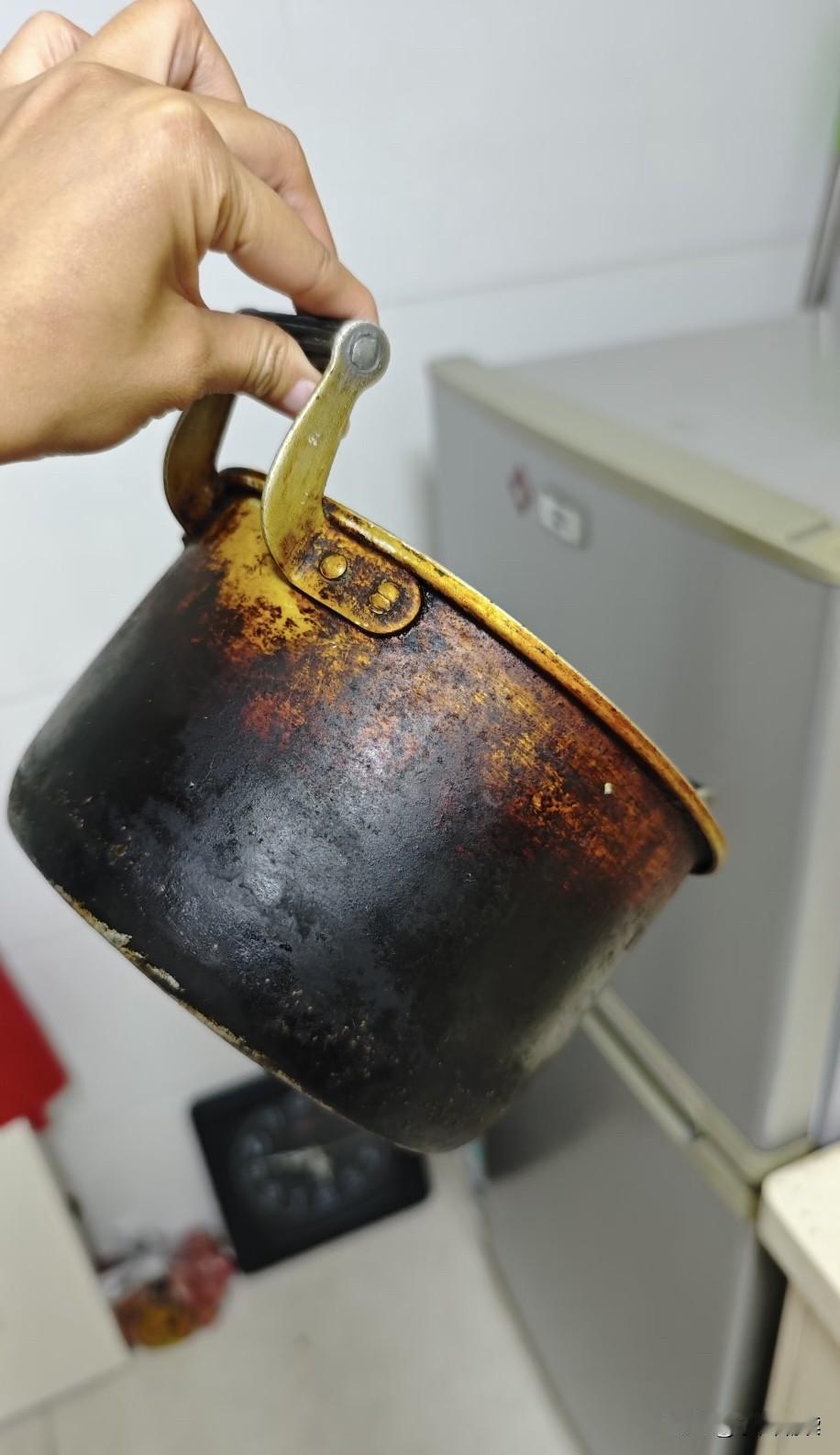 这东西算是老物件了吗？老妈说用它煮汤最香最好喝，所以一直在超时服役！
