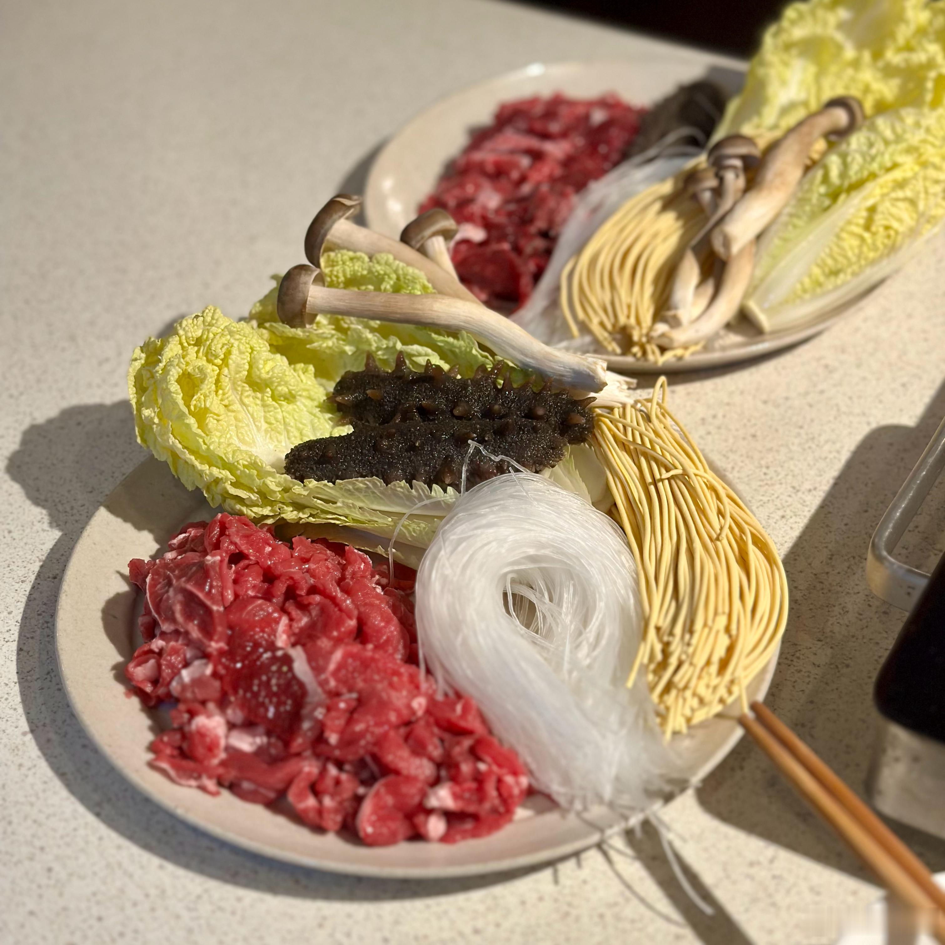 明天回贵阳，今天在成都吃酸汤牛肉火锅，也是没谁了。[哈哈][哈哈] ​​​