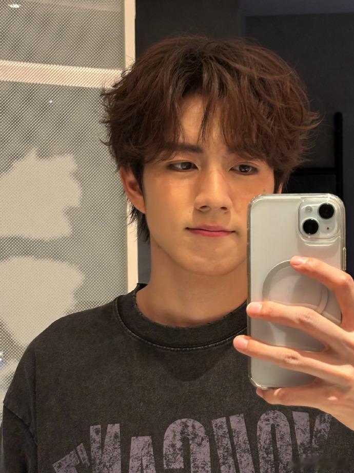 #赵一博感觉自己回到小时候了##赵一博去医院了#赵一博对小时候的感慨引人深思，他