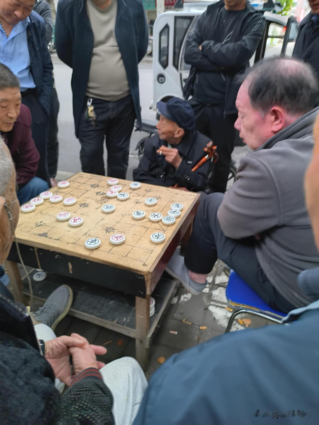 宣化两个老汉打起来了。昨天下午我去大新门超市发买东西后，到万柳公园散步，走到器械