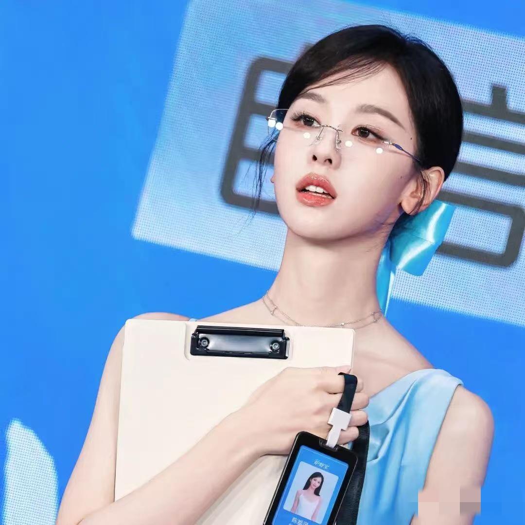 这位女明星，我认识，
漂亮是漂亮，但应该还是AI，
因为那个胸卡照片肯定不对！