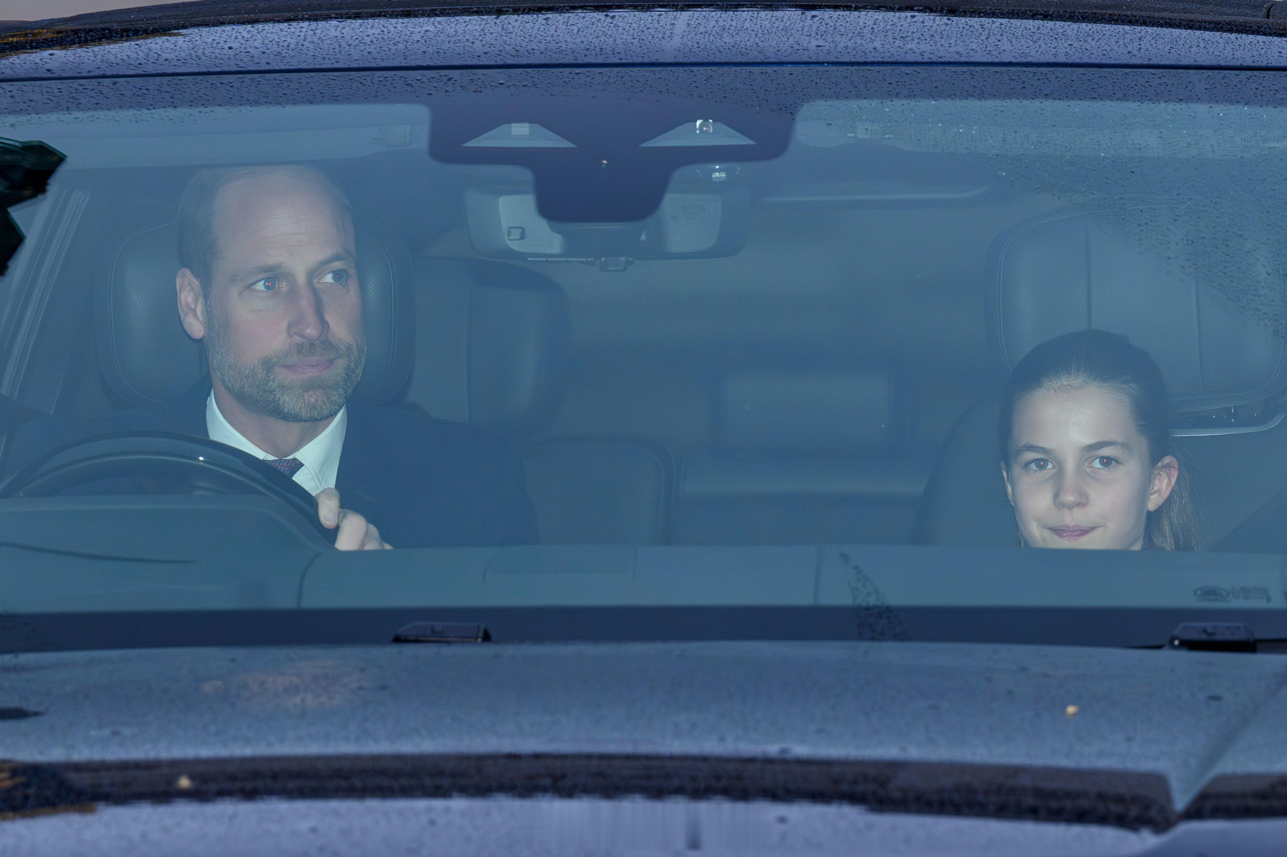 威廉王子  今天威廉王储被拍到带着女儿威尔士夏洛特公主在白金汉宫参加圣诞午餐会，