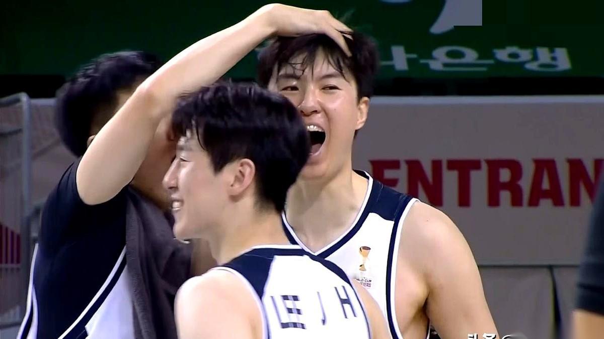 输了。
看着韩国队那边跟疯了似的庆祝，再看咱们小伙子一个个垂着头，那画面，说真的