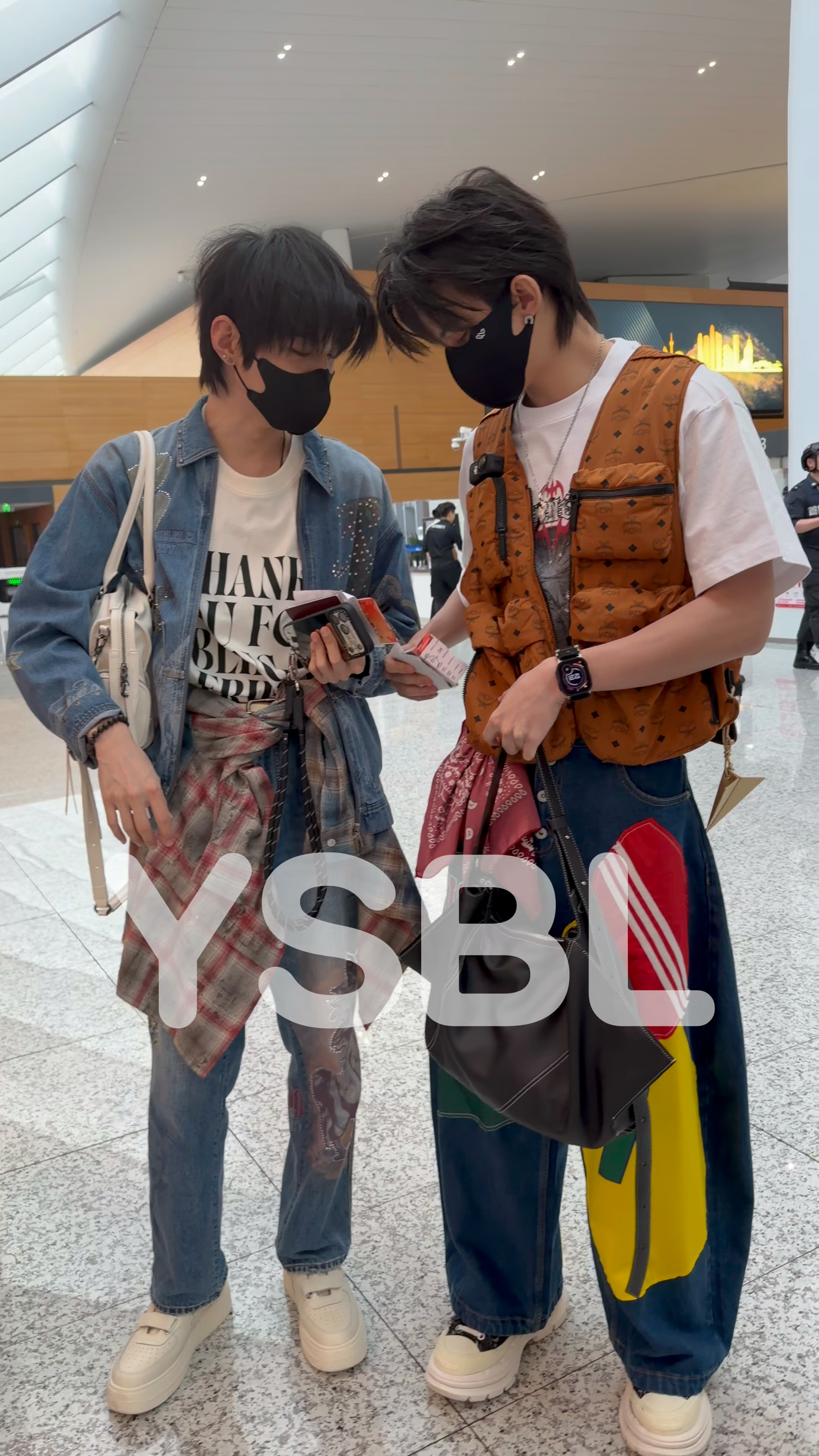 嘉辉对这几个兜真的物尽其用了 