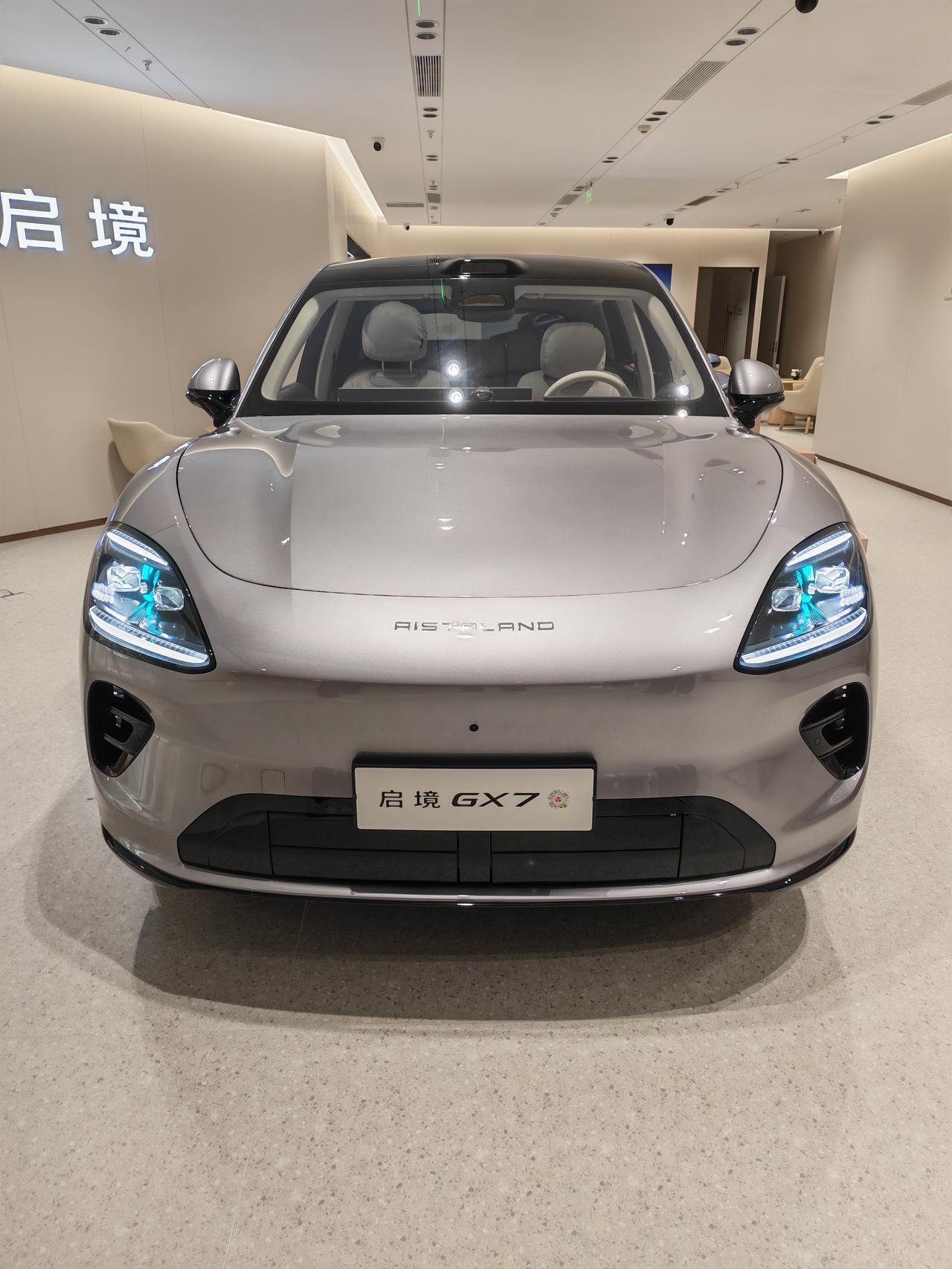 江南生活日记26
逛商场看到了启境GX7的展车，大五座空间就是宽敞，内饰风格虽然