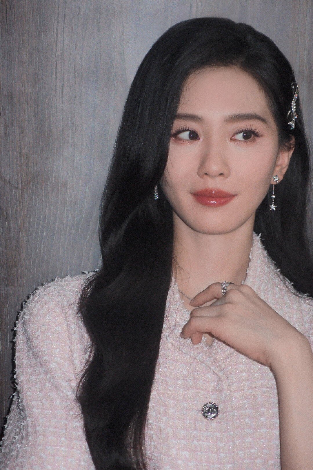 刘诗诗淡雅粉风格大赏2025年色彩记忆太爱刘诗诗这套香奈儿淡雅粉粗花呢套装了，她