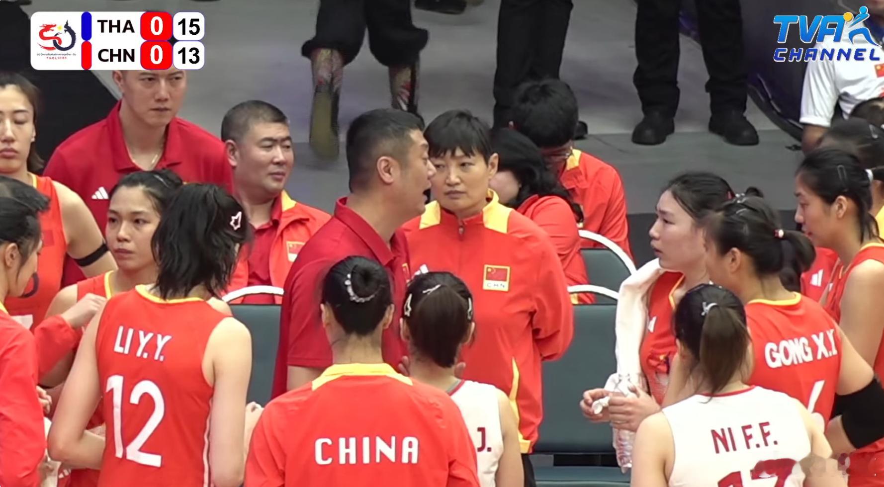 国际排坛动态中国女排暂停时，赵勇主要和张籽萱在传达信息，三位主攻李盈莹、庄宇珊和